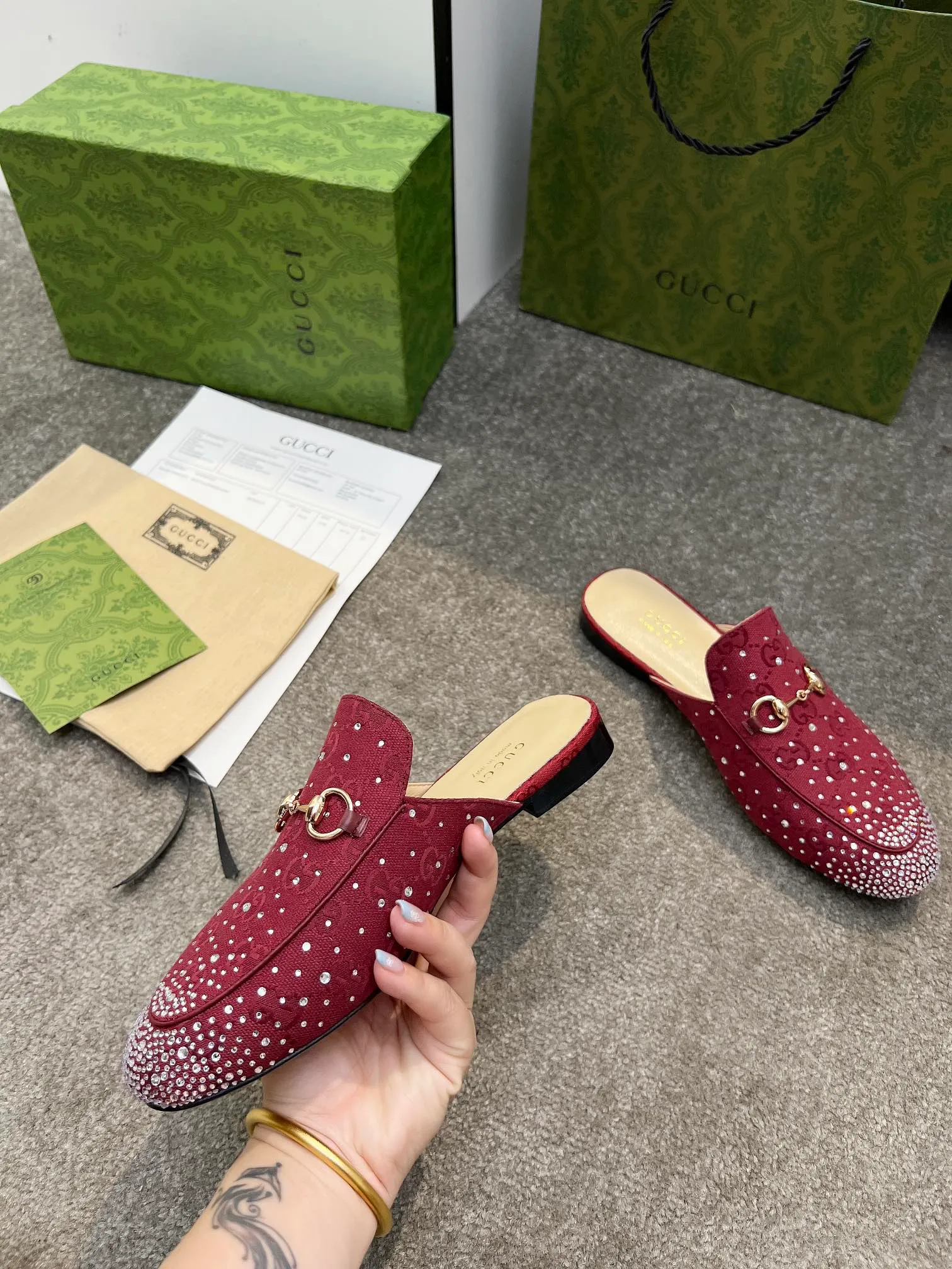 👟👟Ex-factory price 380👟👟 Genuine leather sole +50 Original quality guccisummer's latest limited edition slippers, top quality, purchased genuine development original special hot diamond process classic double G presbyopic inner sheepskin with Italian original board material and craftsmanship are the same as the original! Code number: 35-42,
